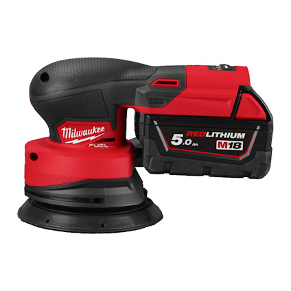 Röd och svart sladdlös slipmaskin med texten "Milwaukee" och "REDLITHIUM M18 5.0 Ah" på batteriet.