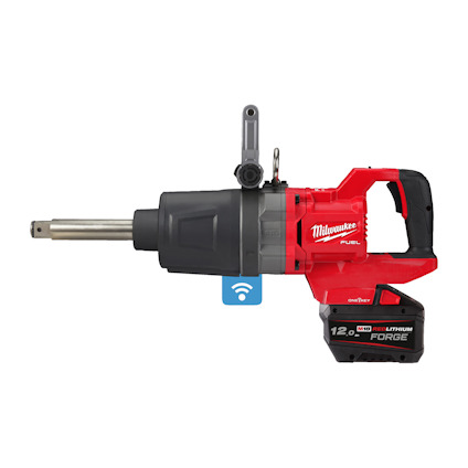Röd och svart mutterdragare med batteri och handtag. Text "Milwaukee FUEL" och "12.0 AH REDLITHIUM FORGE".