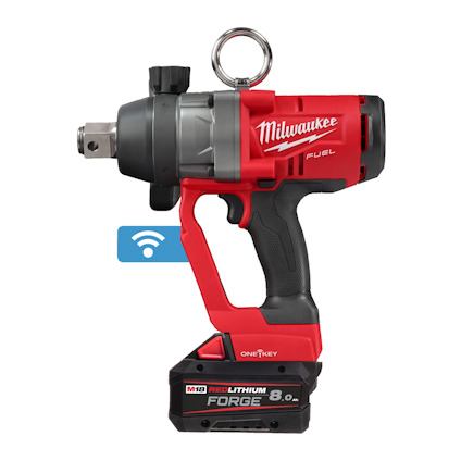 Röd och svart mutterdragare med märket Milwaukee på sidan, samt en synlig batteridel märkt M18.