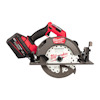 Handhållen röd och svart cirkelsåg med batteripaket och metallklinga. Märkt med "Milwaukee" på handtaget och klingan.