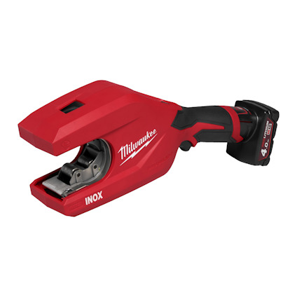 Röd batteridriven rörkap märkt Milwaukee och INOX, med svart handtag och batteri.