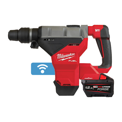 Kombihammare i rött och svart med texten "Milwaukee FUEL" och batteri märkt "M18 REDLITHIUM FORGE".