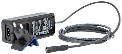 Batteriladdare med EU-kontakt, svart kabel, och specifikationstext på laddaren.