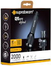 Förpackning för Suprabeam Q5 xrs defend ficklampa, 2000 lumen, uppladdningsbar, medföljer kabel och hållare.