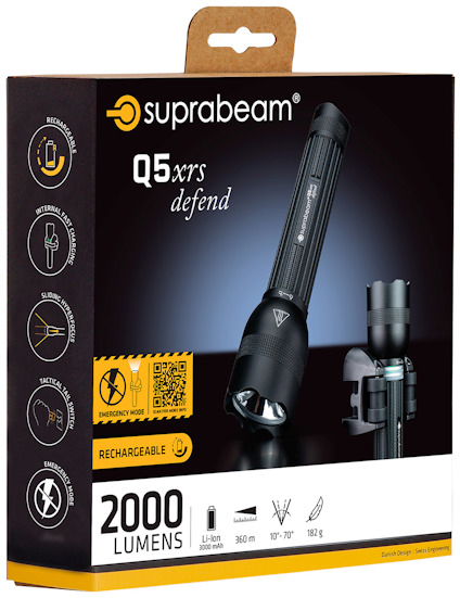 Förpackning för Suprabeam Q5 xrs defend ficklampa, 2000 lumen, uppladdningsbar, medföljer kabel och hållare.