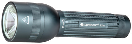 Ficklampa med svart ribbad kropp, märkt "Suprabeam Q7XRS" och symboler nära linsen.