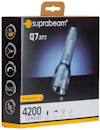 Förpackning för ficklampa "Suprabeam Q7xrs" med 4200 lumens och laddningsfunktion.