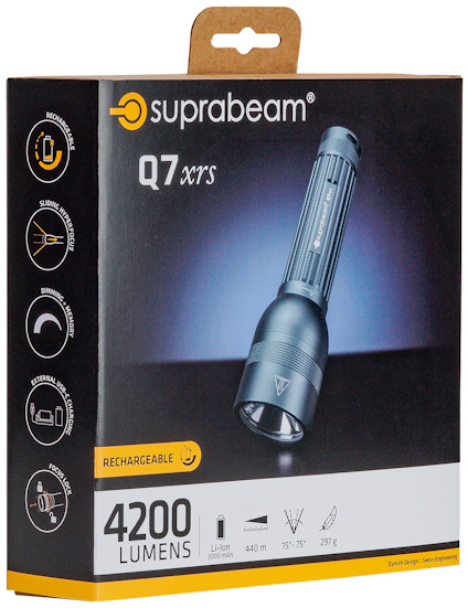 Förpackning för ficklampa "Suprabeam Q7xrs" med 4200 lumens och laddningsfunktion.