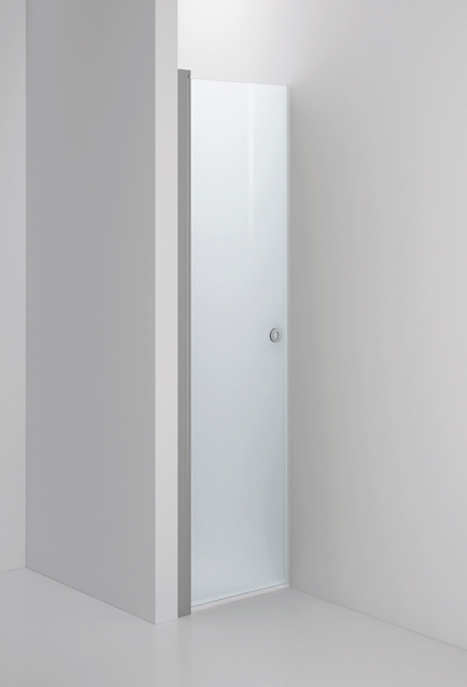 Frostad duschvägg med metallhandtag, monterad i ett ljust, minimalistiskt badrum.