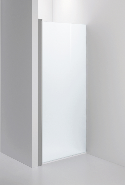 Frostat glasduschvägg med borstad metallkant, monterad mot en vit vägg i ett minimalistiskt badrum.