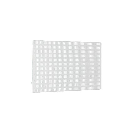 Vit perforerad tavla med horisontella rader av avlånga öppningar.