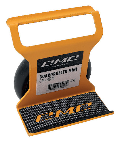 Gul Boardroller Mini med handtag och svart ramp, märkt med "CMC" och beteckningen "CM-BRM".