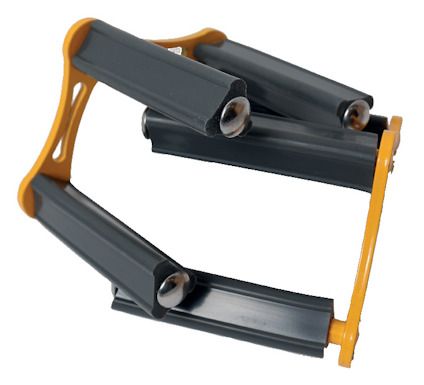 Grått och orange bärhandtag med flera roterande delar placerade mot en vit bakgrund.