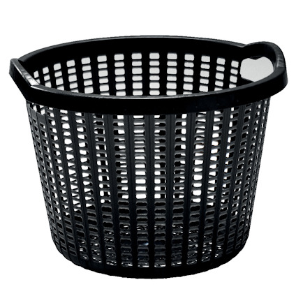 Svart plastkorg med perforerade sidor och ett handtag.