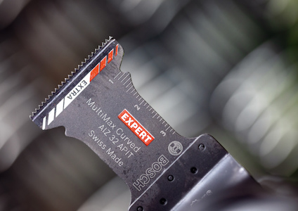 Extra metallsågblad med texten "Bosch Expert MultiMax 3.0 Curved, AIZ 24 AT, Swiss Made" och rödvit markering.