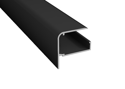 Svart aluminiumprofil med U-formad tvärsnitt, används till plasttak.