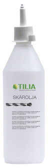 Vit plastflaska med etikett "TILIA SKÄROLJA", smal topp och skyddskapsyl. Text och bild av borr på etiketten.