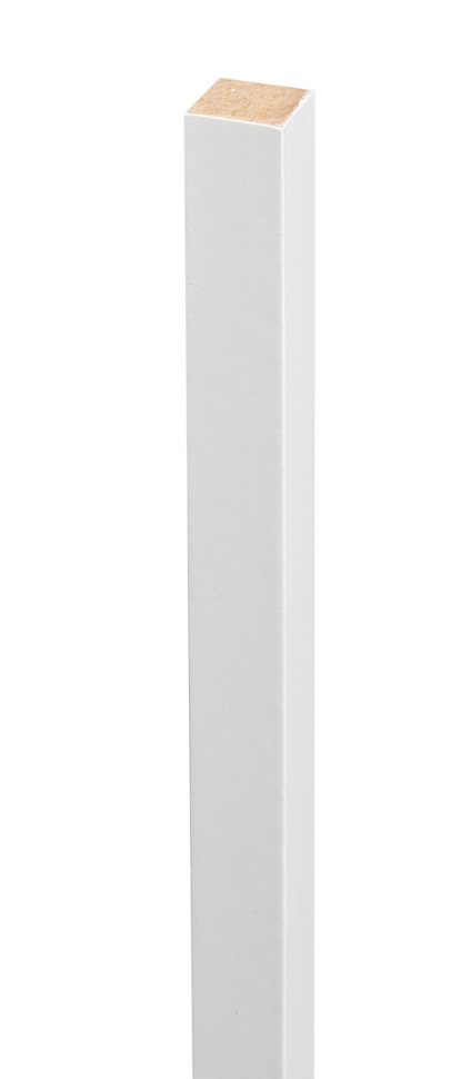 Vit, fyrkantig hörnlist av MDF-material med en jämn och slät yta.