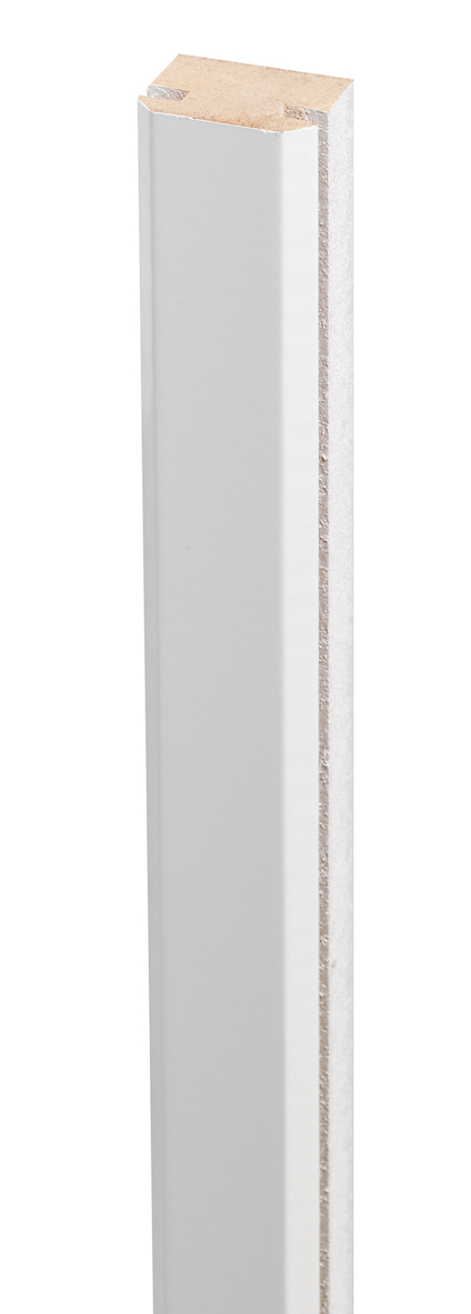 Vitfolierad MDF-skarvlist, stående vertikalt på vit bakgrund.
