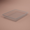 Silvrig trådkorg med rektangulär form och rutnätsdesign, placerad på en rosa bakgrund.