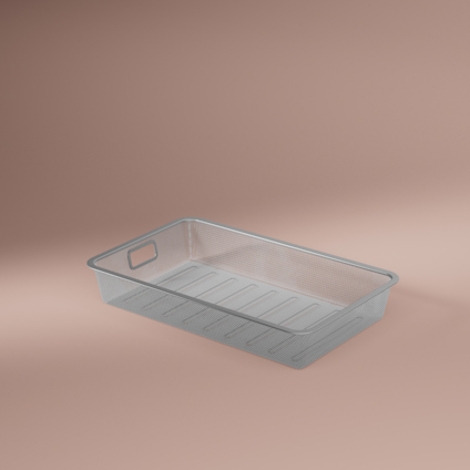 Rektangulär, silverfärgad metallkorg med nätstruktur och ett handtag, placerad på beige bakgrund.