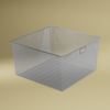 En fyrkantig, silverfärgad metallkorg med perforerad mesh-design och ett handtag på sidan.