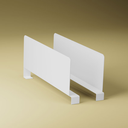 Vita bokstöd med enkel design stående på en beige yta.