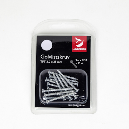 Förpackning med silverfärgade golvlistskruvar, etikett med texten "Golvlistskruv TFT 3,0 x 35 mm, Torx T-10 x 15 st, LUNDB