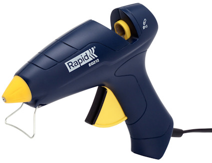 En blå och gul limpistol med märket "Rapid EG212" synligt på sidan, ansluten med en sladd.