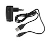 Svart väggladdare med europeisk kontakt och USB-kabel med mikro-USB och vanlig USB-kontakt.