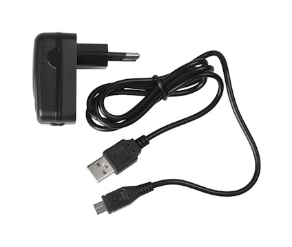 Svart väggladdare med europeisk kontakt och USB-kabel med mikro-USB och vanlig USB-kontakt.