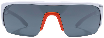 Solglasögon med vita bågar, mörka glas och orange detalj vid näsbro.