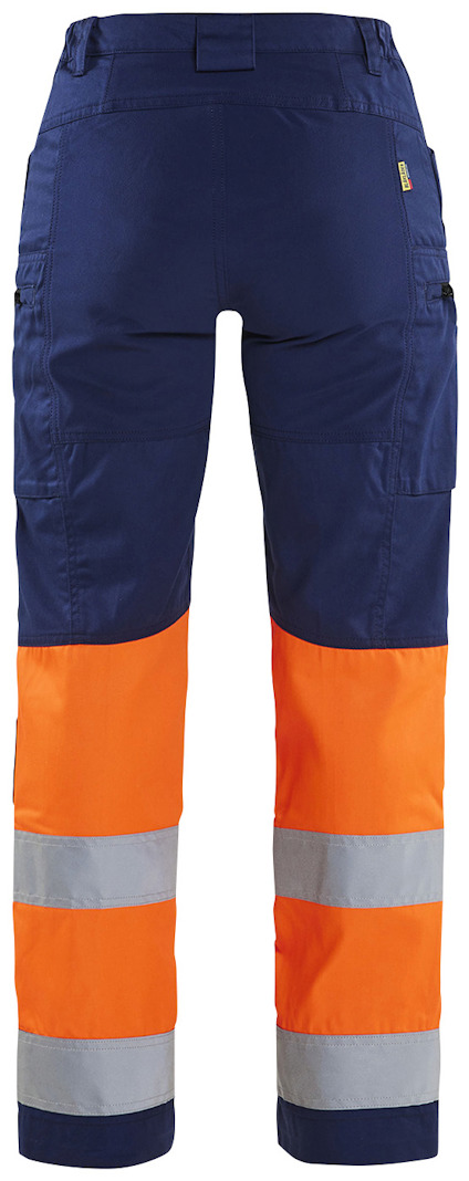 Mörkblå och orange byxor med reflexband på benen, bakifrån.
