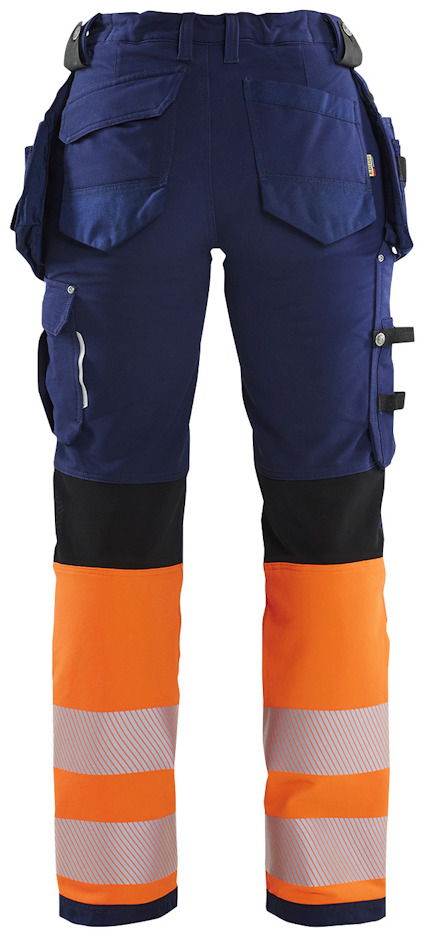 Arbetsbyxor med blåa och svarta partier samt orange reflexband på benen.