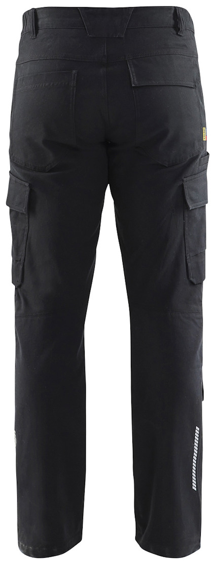 Svarta arbetsbyxor med fickor vid sidorna och reflexdetaljer vid benslutet.
