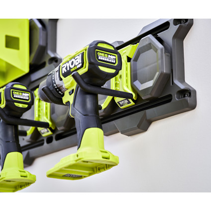 Borrmaskiner från Ryobi One+ upphängda på en väggmonterad hållare.