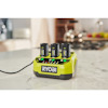 Multiladddare för tre 4V batterier, med texten "RYOBI", på en marmorbänkskiva.