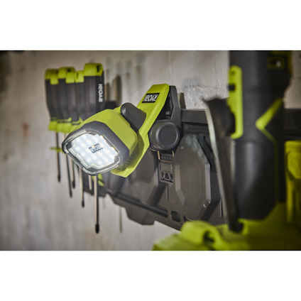 Lampa med klämfäste av märket RYOBI fast satt i en LINK skena