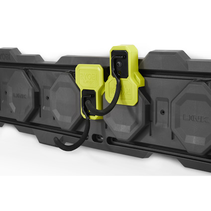 Grå och svart byggpanel med gröna krokar, märkt "RYOBI LINK".
