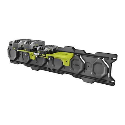 Svart och grön Ryobi förvaringspanel med två monterade batterier och en hylla.