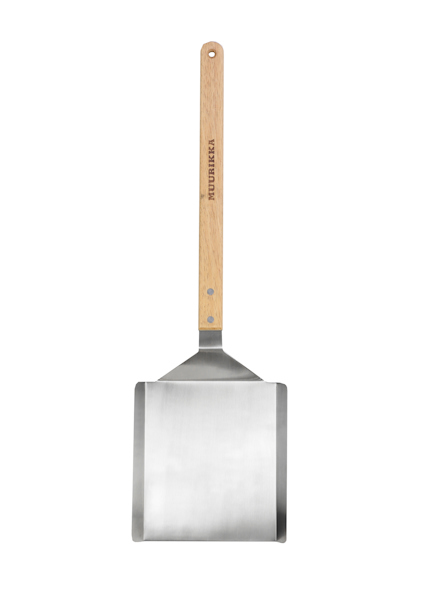 Stekspade med brett metallblad och trähandtag, siktad framifrån mot en vit bakgrund.