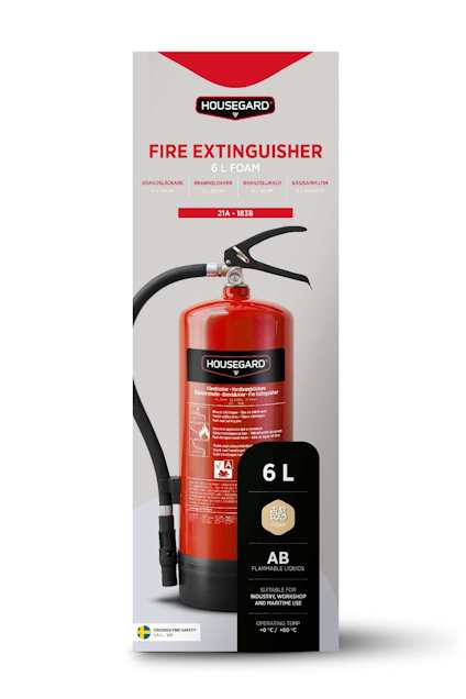 Brandsläckare i röd behållare med etikett: "HOUSEGARD FIRE EXTINGUISHER 6 L FOAM".
