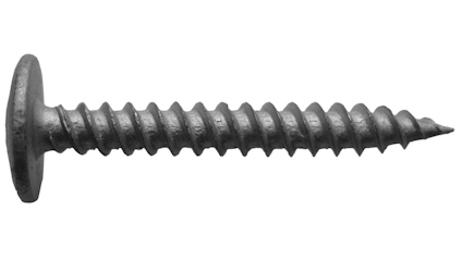 Metallskruv med platt huvud och spiralgängad kropp, liggande horisontellt mot en vit bakgrund.