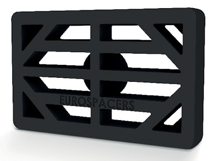 Svart rektangulär plastbricka med ett rutnät och texten "EUROSPACERS" ingraverad.