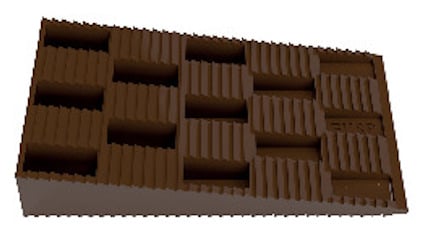 Brun kilformad plastblock med räfflad yta och flera rektangulära sektioner.