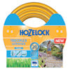 Gul trädgårdsslang med blå text "HOZELOCK" på förpackningen, etikett med "TRICOFLEX ULTRAFLEX" och bild av person som vattnar växter.