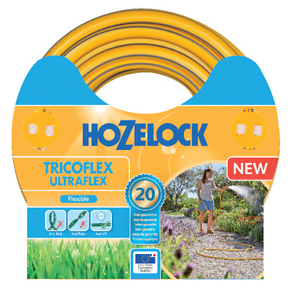 Gul trädgårdsslang med blå text "HOZELOCK" på förpackningen, etikett med "TRICOFLEX ULTRAFLEX" och bild av person som vattnar växter.