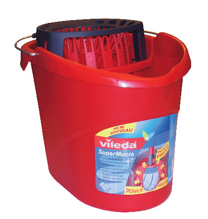 Röd Vileda SuperMocio hink med urvridare och bärhandtag, etikett med produktnamn och bild på mopp.