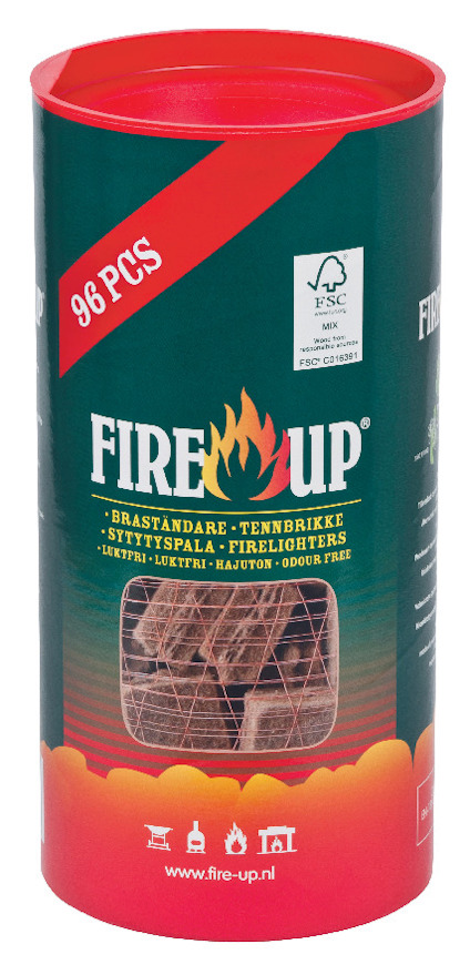Cylindrisk förpackning med röda och gröna färger, märkt "FIRE-UP", innehållande små träbitar. Text: "96 PCS".
