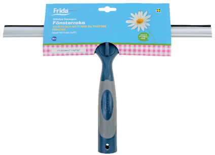 Fönsterskrapa med blått och grått handtag, fastsatt på ett kartongomslag med blomdesign och text.